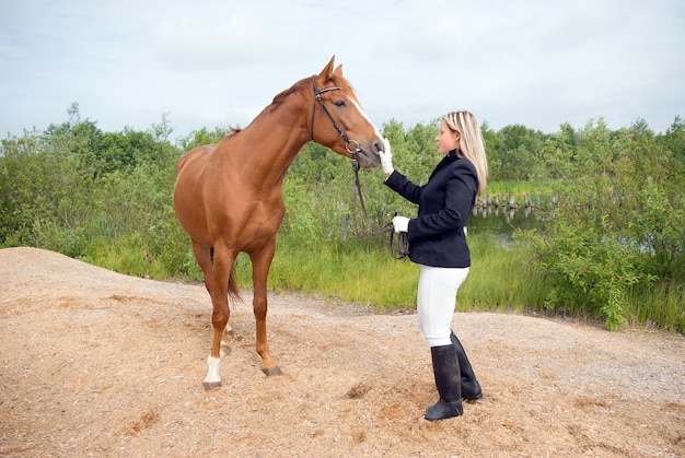 Foto een meisje, een jockey en een paard.