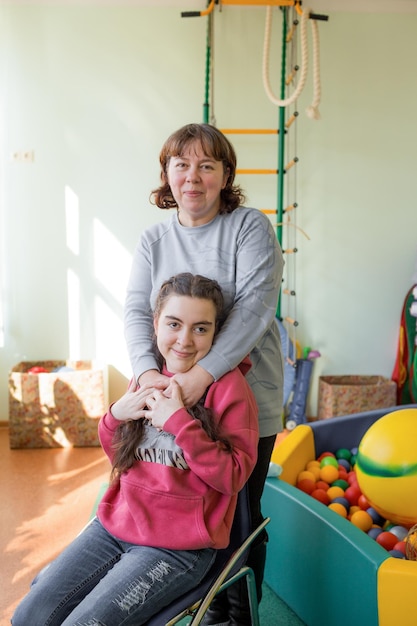 Foto een meisje gediagnosticeerd met autisme met haar moeder in een revalidatiecentrum