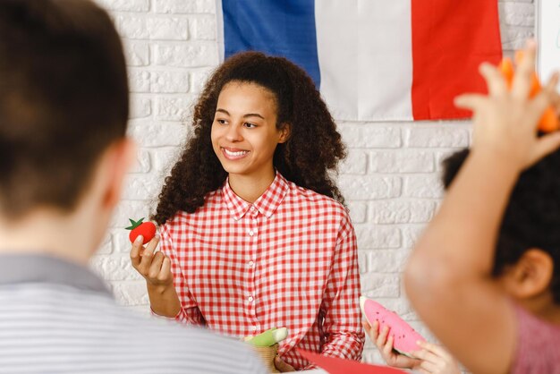 Foto een meisje houdt een aardbei voor een franse vlag.