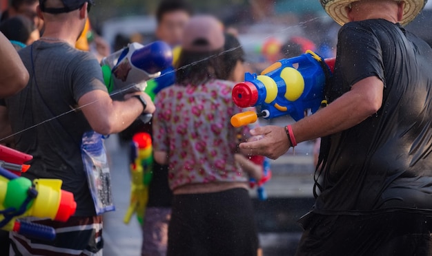 Een meisje houdt een waterpistool rond met waterplons in Chiangmai, Thailand