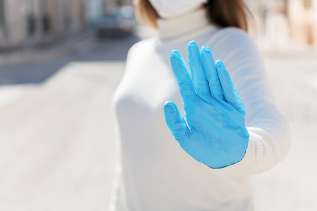 Een meisje in beschermend masker en handschoenen