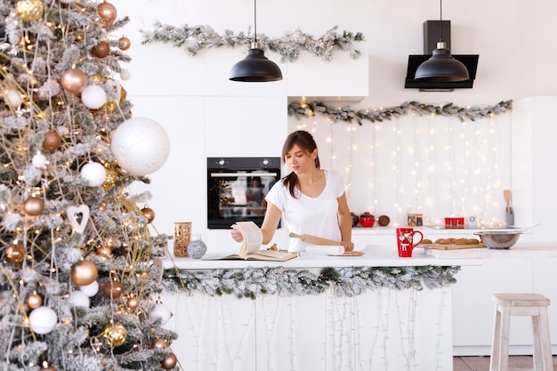 Een meisje in de keuken met Kerstmis kookt thuis