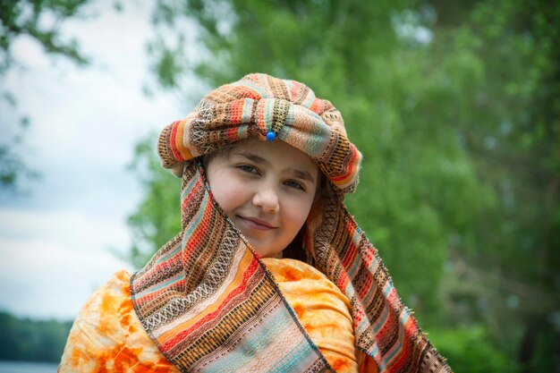 Een meisje in de natuur in een hindoeïstisch kostuum
