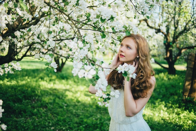 Een meisje in een appelboomgaard