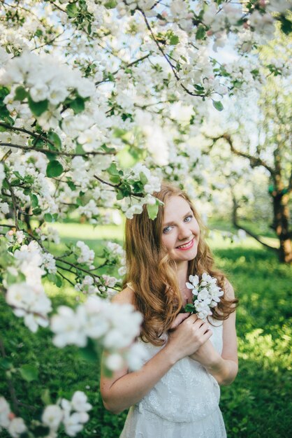 Een meisje in een appelboomgaard