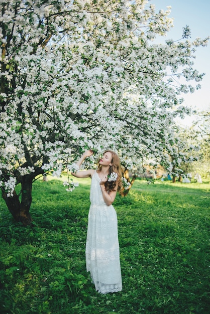 Een meisje in een appelboomgaard