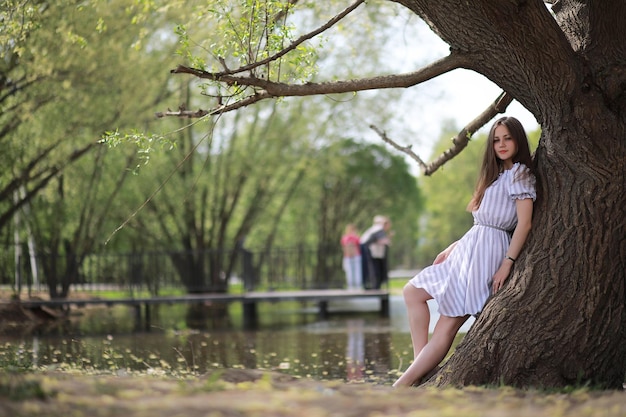 Een meisje in een lentegroen park