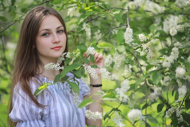 Foto een meisje in een lentegroen park