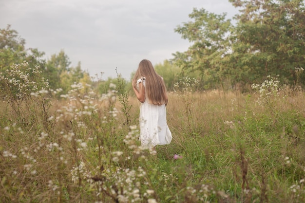 een meisje in een veld