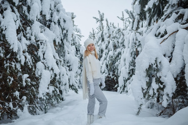 Een meisje in een winterbos, blond, een leuke wandeling in de natuur