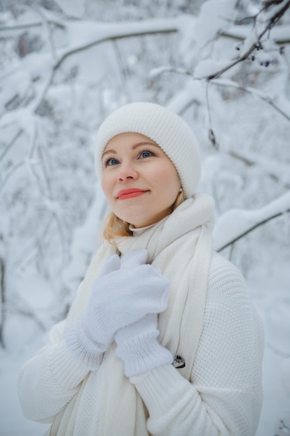 Een meisje in een winterbos, blond, een leuke wandeling in de natuur