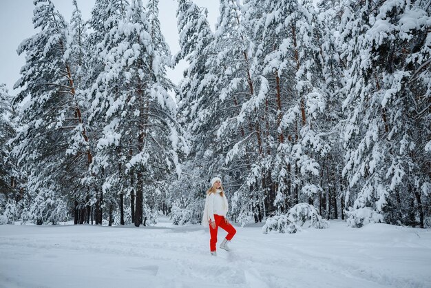 Een meisje in een winterbos, blond, een leuke wandeling in de natuur