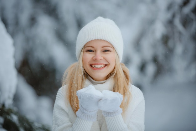 Een meisje in een winterbos, blond, een leuke wandeling in de natuur