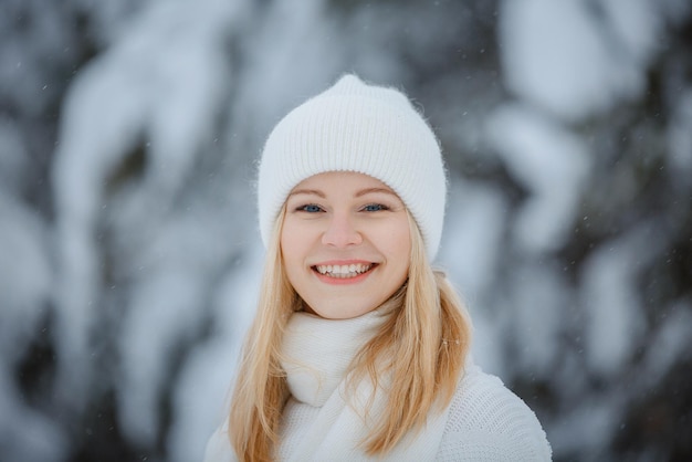 Een meisje in een winterbos, blond, een leuke wandeling in de natuur