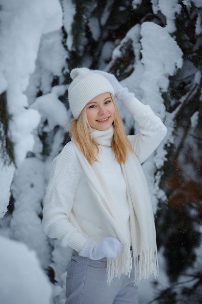 Een meisje in een winterbos, blond, een leuke wandeling in de natuur