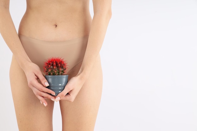 Foto een meisje in ondergoed met een cactus in haar handen