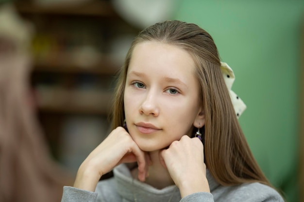 Een meisje is een tiener in de middelbare schoolleeftijd een meisje is dertien jaar oud