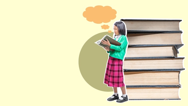 Een meisje leest een boek voor een stapel boeken.