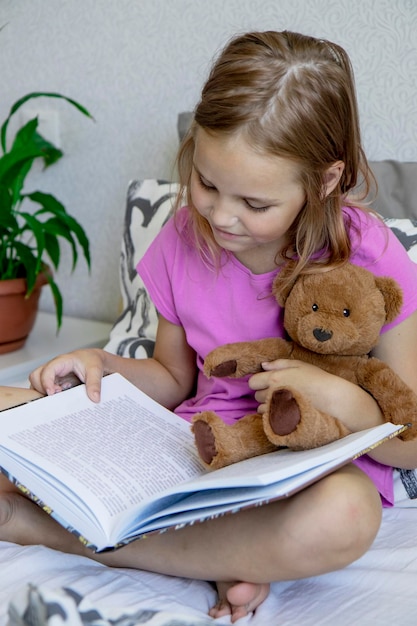 Een meisje leest een boek