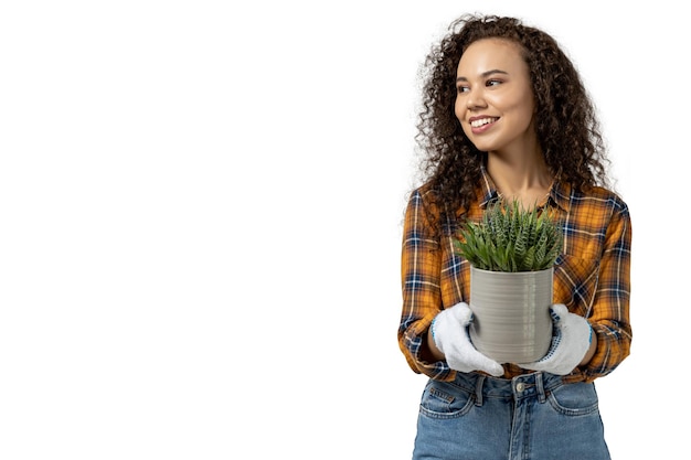 Een meisje met een bloempot in haar handen geïsoleerd op een witte achtergrond