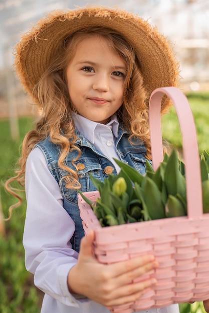 Een meisje met een mandje tulpen