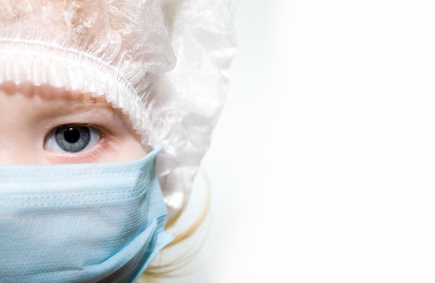 Een meisje met een medisch masker op een witte achtergrond