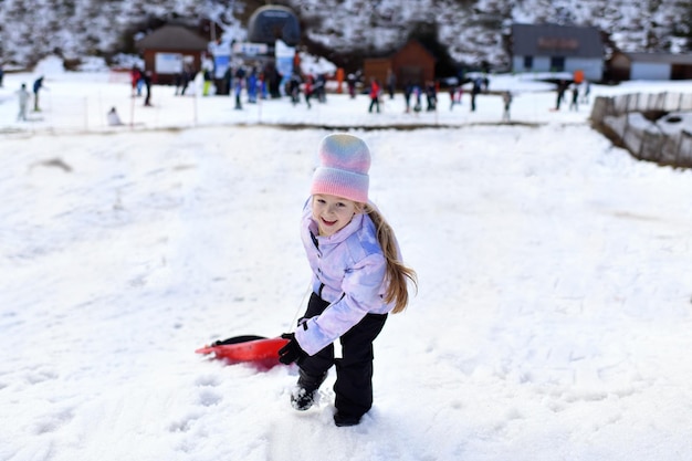 Een meisje met sneeuw bob sleeën in de sneeuw