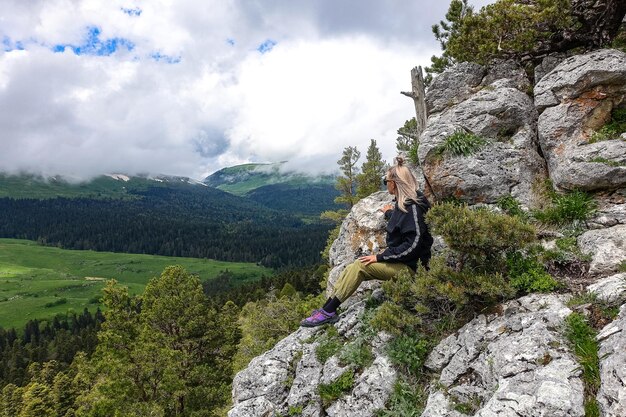 Een meisje met uitzicht op de alpenweiden Het LagoNaki-plateau in Adygea Rusland 2021