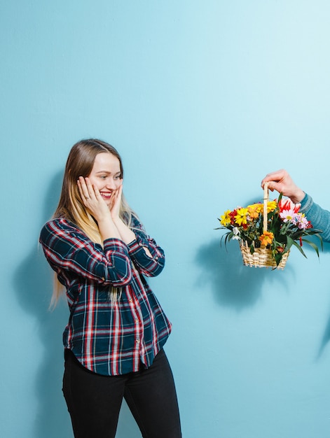 Een meisje ontvangt een geschenkmand met bloemen