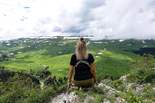 Een meisje op de achtergrond van alpenweiden van het LagoNaki-plateau in Adygea Rusland 2021