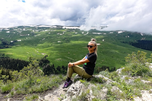 Een meisje op de achtergrond van alpenweiden van het LagoNaki-plateau in Adygea Rusland 2021