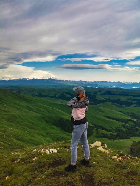 Een meisje op de achtergrond van de bergen en het Bermamyt-plateau in Rusland juni 2021