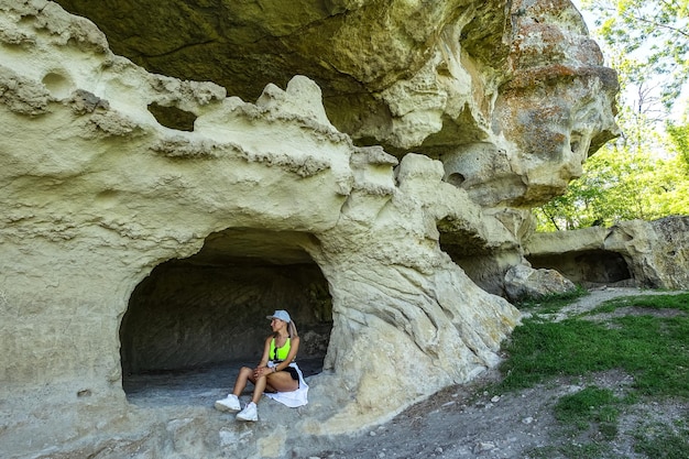 Een meisje op de achtergrond van de grot van de stad TepeKermen in Bakhchisarai Crimea Russia