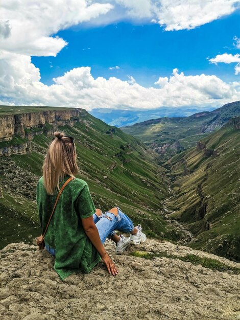 Een meisje op de achtergrond van de Khunzakh-vallei Khunzakh-watervallen Dagestan 2021