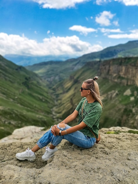 Een meisje op de achtergrond van de Khunzakh-vallei Khunzakh-watervallen Dagestan 2021