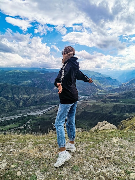 Een meisje op de achtergrond van een adembenemend uitzicht op de bergen in Dagestan Kaukasus Rusland 2021