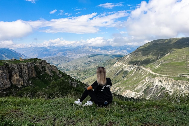 Een meisje op de achtergrond van een uitzicht op het Matlas-plateau Khunzakhsky-district Dagestan Rusland 2021
