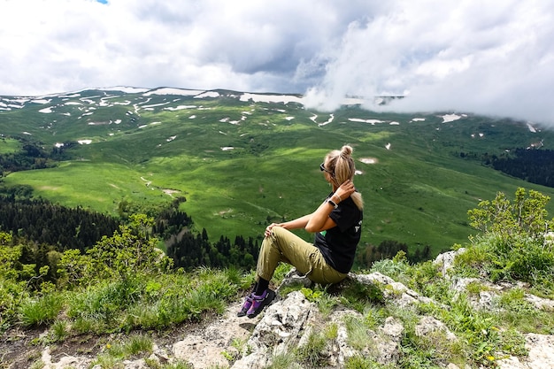 Een meisje op de achtergrond van het LagoNaki-plateau in Adygea, Rusland