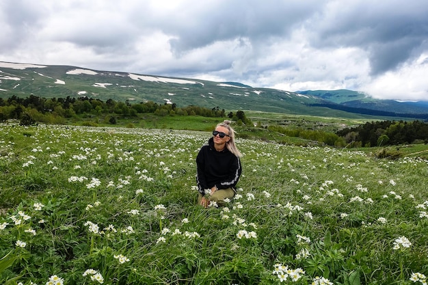 Een meisje op de bloeiende alpenweiden van LagoNaki Adygea Rusland 2021