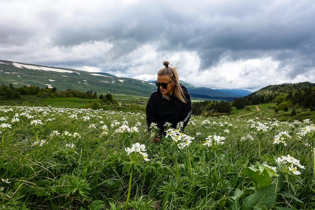 Een meisje op de bloeiende alpenweiden van LagoNaki Adygea Rusland 2021