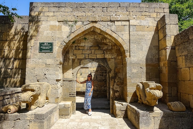 Een meisje op het grondgebied van het NarynKala-fort in Derbent Dagestan, Rusland juni 2021