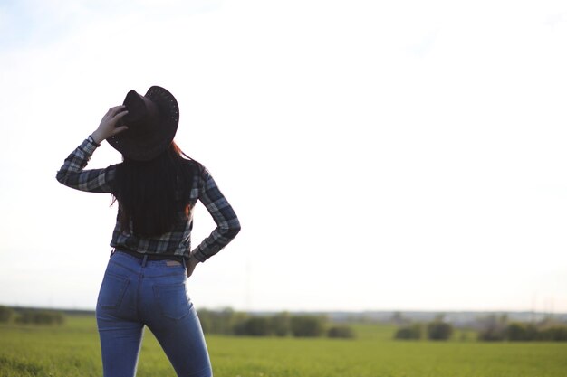 Een meisje reist de zomer door het land