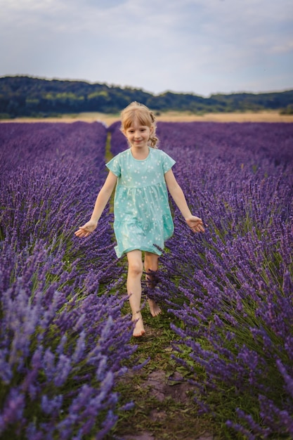 Een meisje rent over een lavendelveld