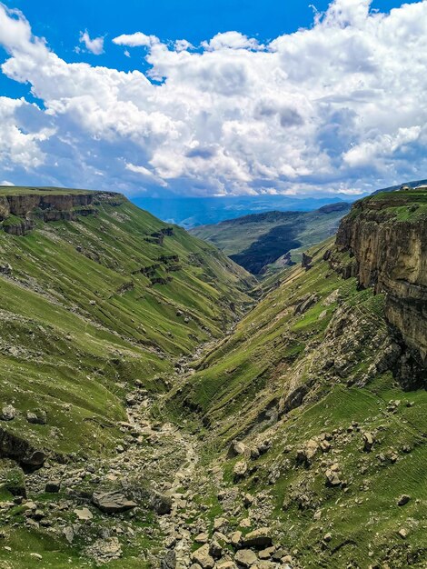 Een meisje tegen de achtergrond van de Khunzakh-vallei Khunzakh watervallen een canyon in Dagestan 2021