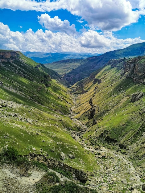 Een meisje tegen de achtergrond van de Khunzakh-vallei Khunzakh watervallen een canyon in Dagestan 2021