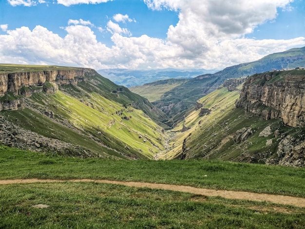 Een meisje tegen de achtergrond van de Khunzakh-vallei Khunzakh watervallen een canyon in Dagestan 2021