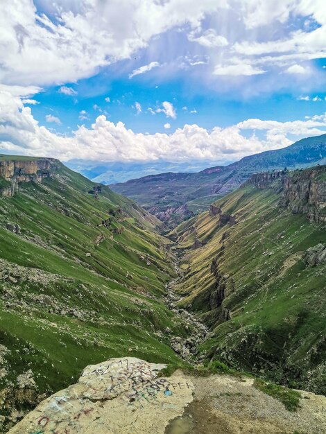 Een meisje tegen de achtergrond van de Khunzakh-vallei Khunzakh watervallen een canyon in Dagestan 2021