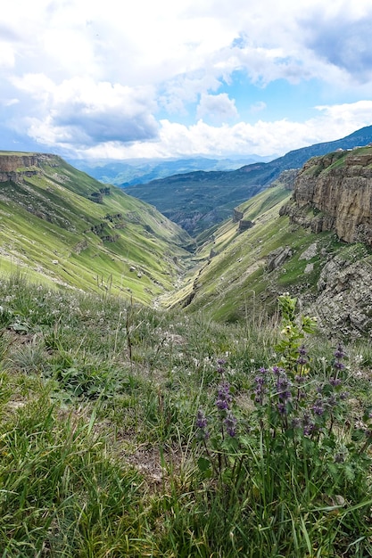 Een meisje tegen de achtergrond van de khunzakh-vallei khunzakh watervallen een canyon in dagestan 2021