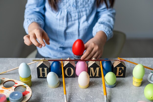 Een meisje toont haar beschilderde Easter Egg.