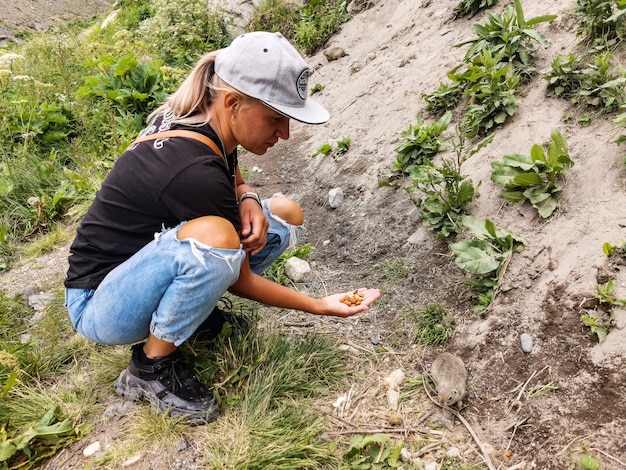 Een meisje voert gophers in de JilySu-kloof KabardinoBalkarië, Rusland juni 2021